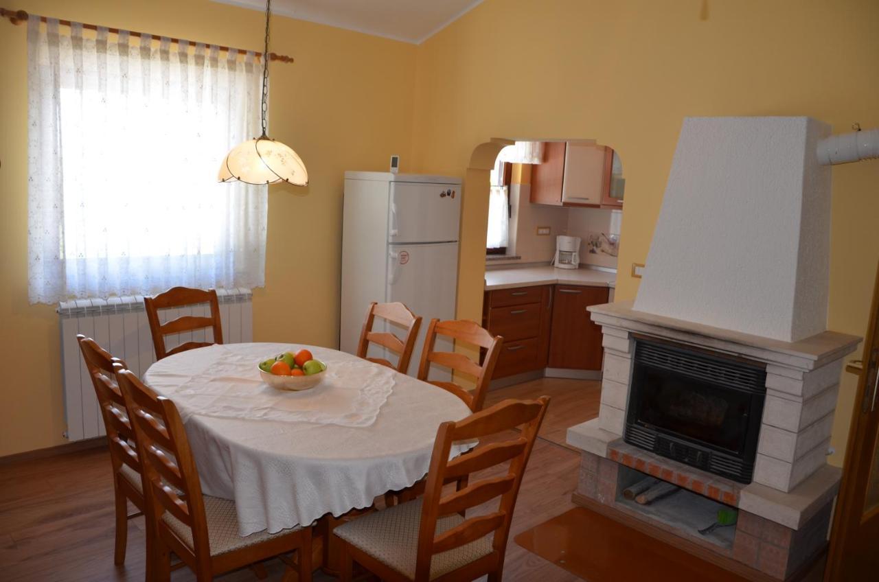 Villa Fragola - Holiday House With Large Garden Tinjan Kültér fotó
