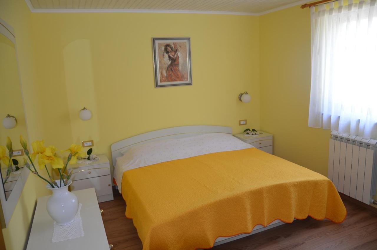 Villa Fragola - Holiday House With Large Garden Tinjan Kültér fotó