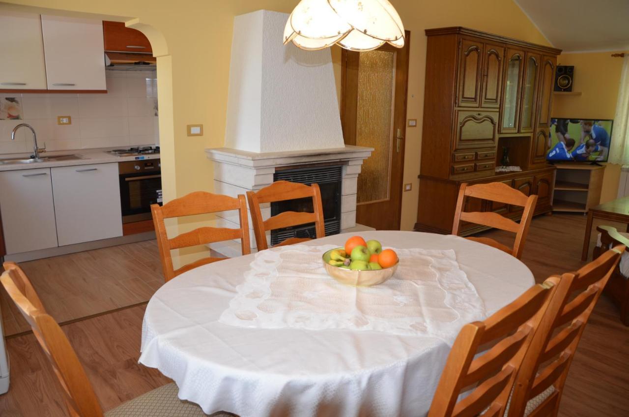 Villa Fragola - Holiday House With Large Garden Tinjan Kültér fotó